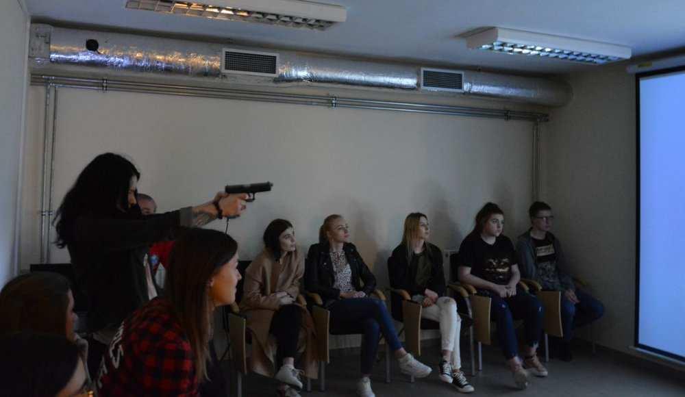 Mogli oni również zobaczyć jak wygląda praca w policyjnym laboratorium oraz spróbować swoich sił w symulatorze strzelania.