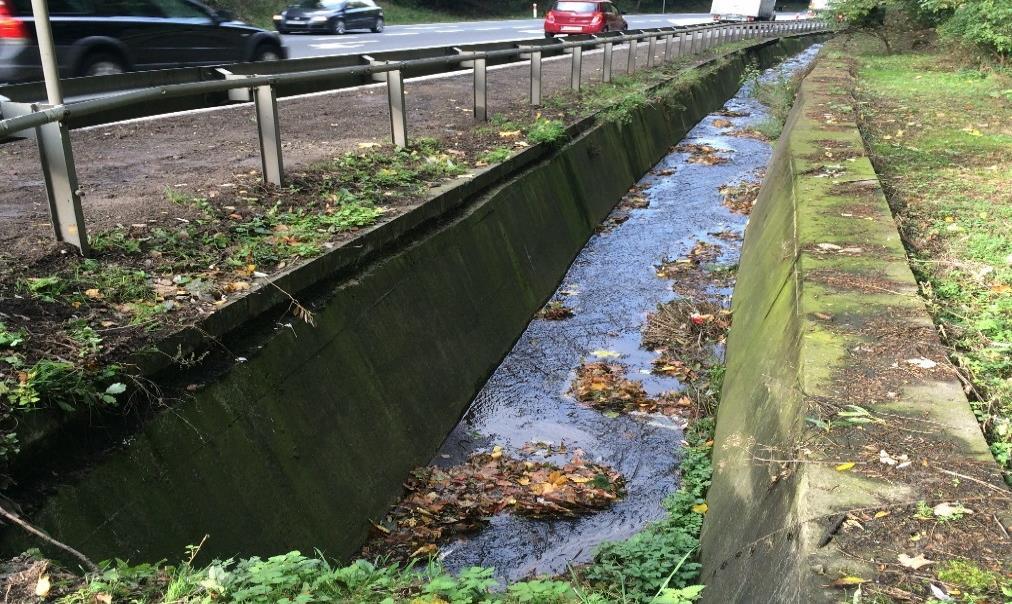 10 44,141 KONSTRUKCJA OPOROWA / prawa strona - Dębowina Ściany betonowe: konstrukcja przy drodze: uskok