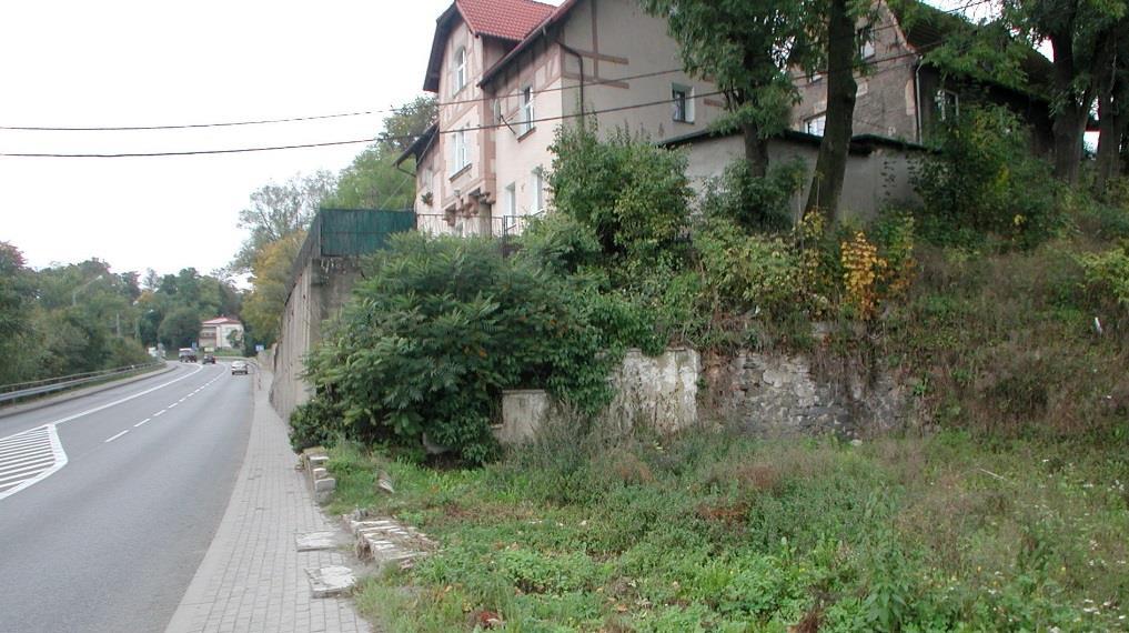 wykwity. Trochę graffiti. Zanieczyszczone rurki odpływowe.