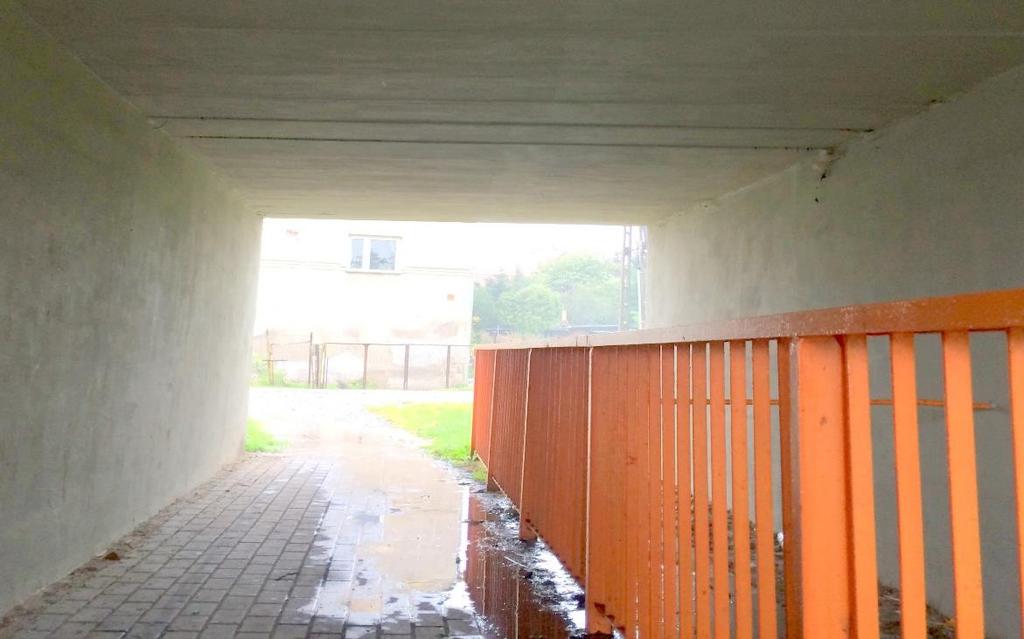 wody wewnątrz i na dojściach.