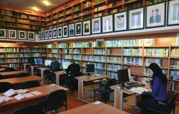 się do biblioteki funkcję karty bibliotecznej przejmuje legitymacja studencka. W czytelniach dzięki kodom paskowym na książkach wczytuje się je na na czas korzystania ze zbiorów na tzw.