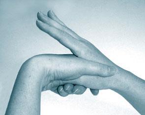 umyj przestrzenie między palcami od strony dłoniowej).