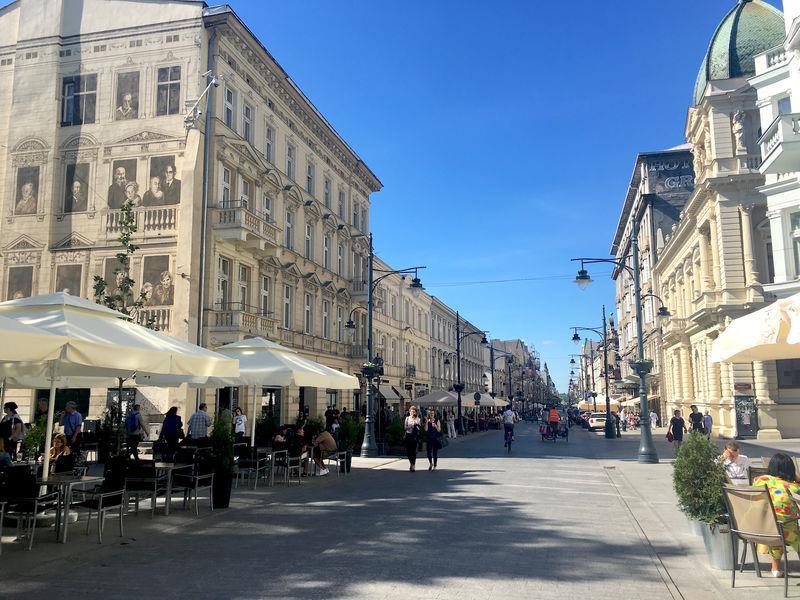 Ulica Piotrkowska Ulica Piotrkowska jest symbolem Łodzi. To historyczny trakt handlowy liczący 4,2 kilometry długości. Jest jedną z najdłuższych ulic handlowych w Europie.