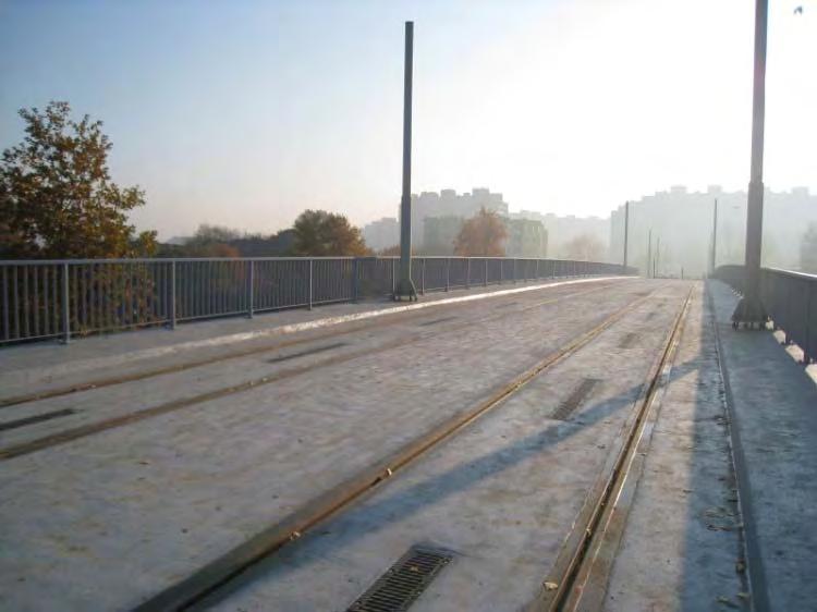 żelbetową część, wykonaną na miejscu budowy.