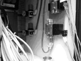 2 10 Wprowadzenie Regulator ciśnienia - moduł sterujący Ten regulator ciśnienia służy do nastawiania ciśnienia wlotowego powietrza w sterowniku, które zasila pompy proszkowe pistoletów (2, rys. 2 6).