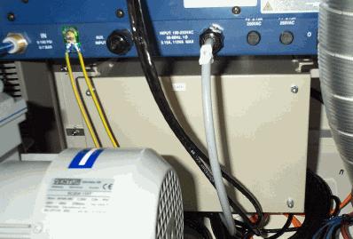 3 8 Instalacja Połączenia elektryczne UWAGA: Ryzyko porażenia prądem elektrycznym. Zignorowanie ostrzeżenia może być przyczyną urazów lub śmierci osób obsługujących albo uszkodzenia sprzętu.