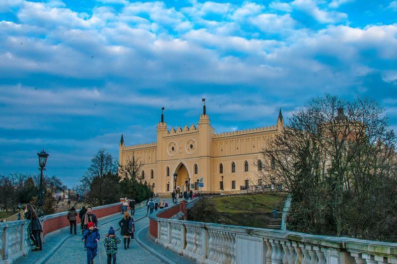 Wybudowano ją w 1. połowie XII wieku w stylu późnoromańskim. Wieża, o średnicy 15 m posiada mury około 4 m grubości. Wewnątrz mieści się spiralna klatka schodowa.