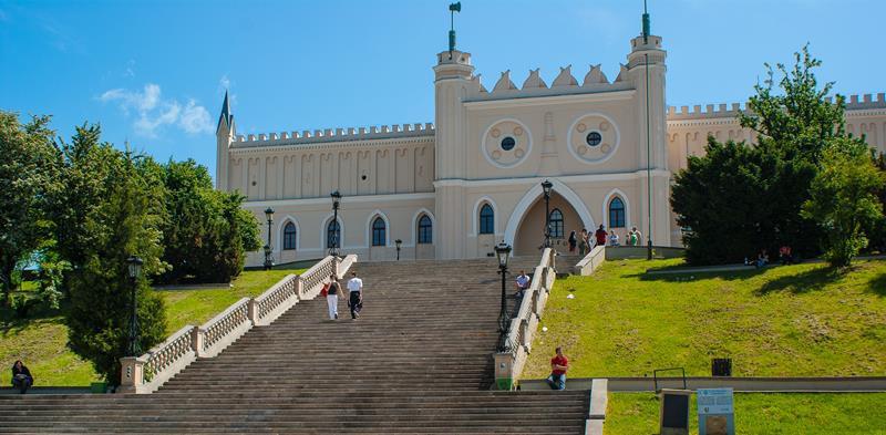 na ceglaną. Przy ścianach stały rzeźbione konfesjonały, a w prezbiterium stalle dla duchowieństwa.
