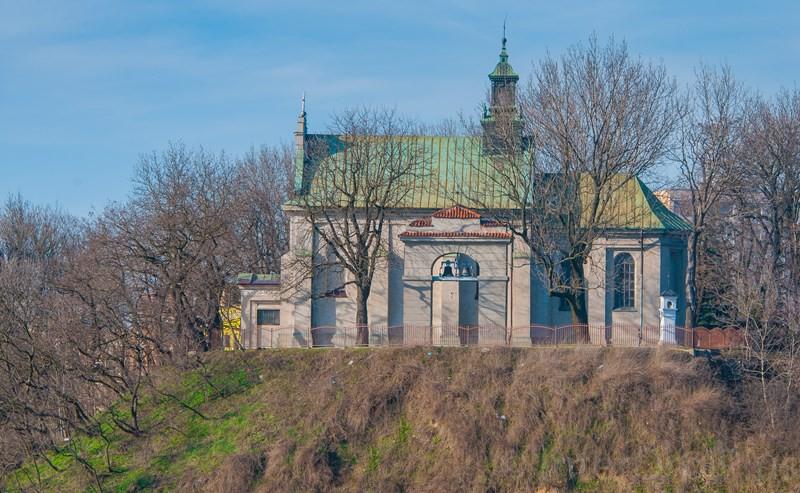 Według przekazów pierwotny kościół miał być zbudowany jeszcze w X wieku. W wieku XIV był już murowany. Obecny kościół przebudowany w stylu renesansu lubelskiego pochodzi z XVI wieku.