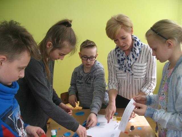 Anna Chudzińska i uczniowie Anna Pyrzyk i uczniowie W trakcie realizacji tego zadania nauczyciele czuwają nad przebiegiem pracy uczniów w razie potrzeby
