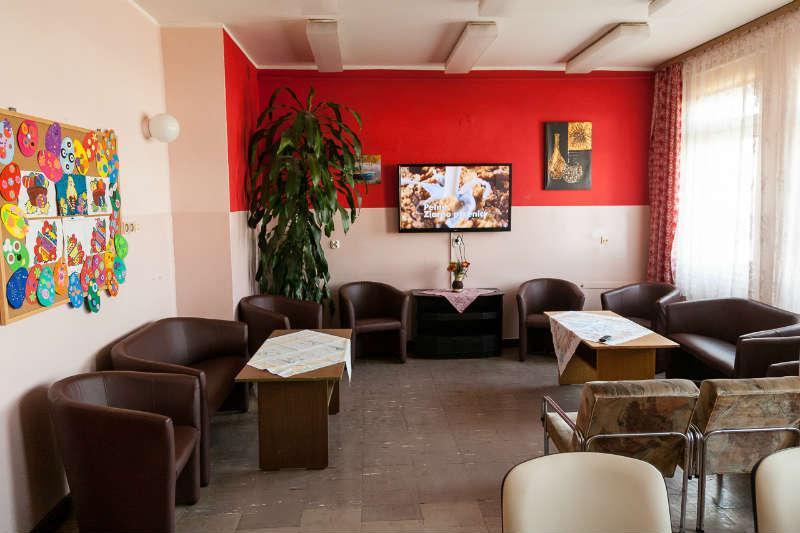 W tym pomieszczeniu odbywają się różne zajęcia np. z terapeutą, psychologiem. Sala jest również miejscem codziennych spotkań seniorów.
