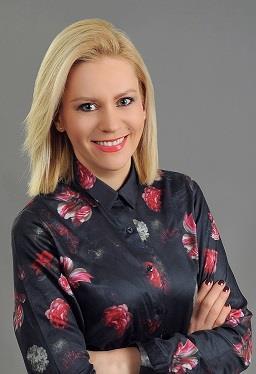 Jak stylizować klientkę z wykorzystaniem analizy kolorystycznej? OBECNE TRENDY W MODZIE Jaki są najważniejsze trendy w tym roku? Klasyka a trendy na co warto postawić?. Typy urody i sylwetek a trendy.