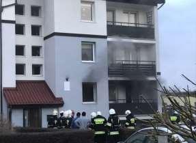 parterze (kuchnia). Działania straży polegały na wyważeniu drzwi mieszkania za pomocą sprzętu burzącego i wejściu ratowników w aparatach OUO z linią wężową do wnętrza mieszkania.