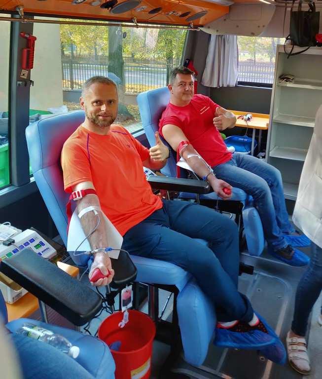 KOMUNIKATOR MGP STRONA 5 Kolejny raz krew polała się przed budynkiem komendy 12 litrów krwi oddali mazowieccy policjanci i pracownicy cywilni w czasie jej zbiórki, zorganizowanej w ramach akcji