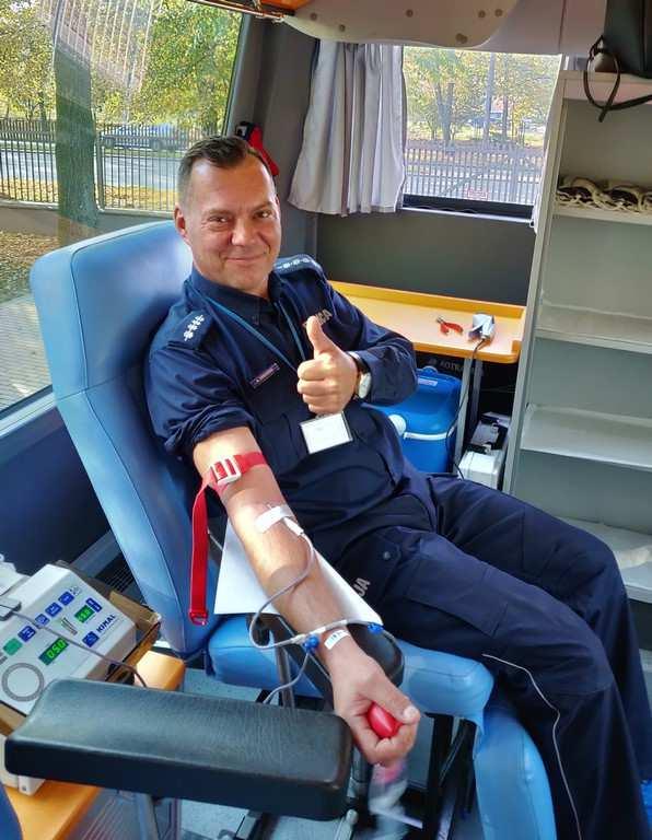 Już stało się tradycją, że krew jako pierwsi oddali Robert Król, wiceprzewodniczący Zarządu Wojewódzkiego NSZZ Policjantów Województwa Mazowieckiego w Radomiu oraz Rafał Jeżak z Zespołu Prasowego