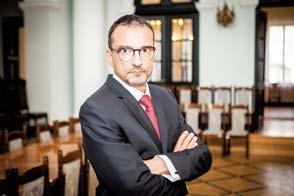 Inicjuje, koordynuje i nadzoruje wykonywanie zadań przez Departament Polityki Lekowej i Farmacji.