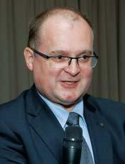 W latach 1987-2005 pracował i pełnił kierownicze funkcje w Państwowym Przedsiębiorstwie Zaopatrzenia Farmaceutycznego Cefarm. Od 2005 r. pracuje w Centrali Narodowego Funduszu Zdrowia.