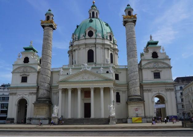 Artysta malując na owalnym sklepieniu pracował tak, żeby wierni na