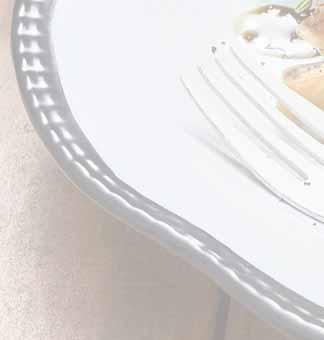 Na talerzu ułóż upieczone warzywa korzeniowe, złoty ser camembert, a całość