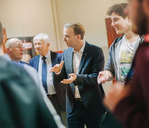 Pomieszczenie ma 85 m 2, jest wyposażone w nowoczesny sprzęt audiowizualny, a przestrzeń w łatwy sposób można dostosować do różnego rodzaju wydarzeń wystaw, warsztatów i konferencji oraz liczby ich