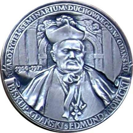 Medal poświęcony biskupowi Edmundowi Nowickiemu (fot. autora) Autorem wybitego w nakładzie 250 sztuk medalu jest Wawrzyniec Samp.