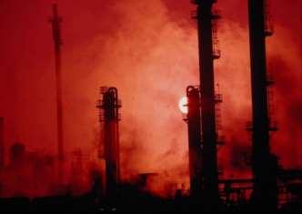 CHEMICZNE OBCIĄŻENIA GLEB Zanieczyszczenia dostają się do gleb i gruntów w większości obszarów zurbanizowanych, poprzez: atmosferę