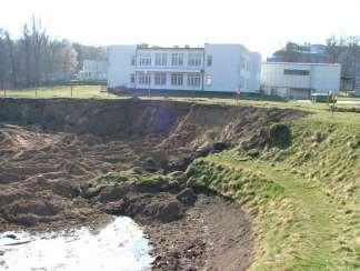 ), odkrywkowego wydobywania surowców, niewłaściwej regulacji stosunków wodnych (melioracja, zmiana przebiegu cieków wodnych itp.