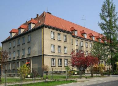 Szkoła Podstawowa Oleśnica 3. Szkoła Podstawowa nr 3 w Żyrardowie Wyżywienie odbywa się w stołówce bursy. 2) Hotel Nowa Bochnia ul.