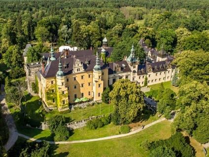 Walory przyrodnicze Bory Dolnośląskie obszar NATURA 2000; Park podworski Dąbrowa Bolesławiecka; Park podworski i pocmentarny w Kraśniku Dolnym; Aleja Dębowa w Kruszynie z pomnikami przyrody; Pałac w