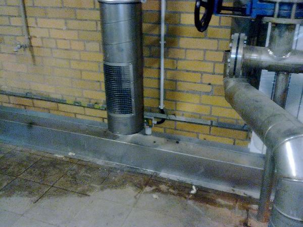 (rys.3 Przykład rozmieszczenia detektorów w pomieszczeniu generatora) Należy pamiętać, że umieszczanie detektorów w pobliżu wlotów i wylotów wentylacji jest nieprawidłowe gdyż przepływające powietrze