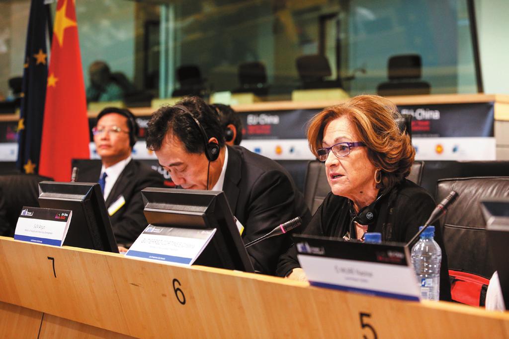 URBAN - głos w Europie WSPÓŁPRACA Intergrupa URBAN na Forum Miejskim Unia Europejska-Chiny Członkowie Intergrupy URBAN wzięli udział w Forum burmistrzów i prezydentów miast Unii Europejskiej i Chin,