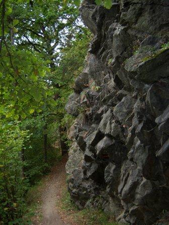 Z tej ścieżki, skalistego brzegu rzeki, widok na samą