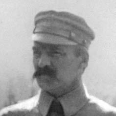 Józef Piłsudski wywodził się z rodu szlacheckiego osiadłego na Wileńszczyźnie co najmniej od XVII w. W młodości został wmieszany w próbę zamachu na cara Aleksandra III i zesłany na Syberię (1887 r.).