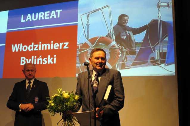 Laureaci nagród otrzymali pami¹tkowe dyplomy oraz okolicznoœciowe statuetki. Prócz tego laureat nagrody im. kpt.