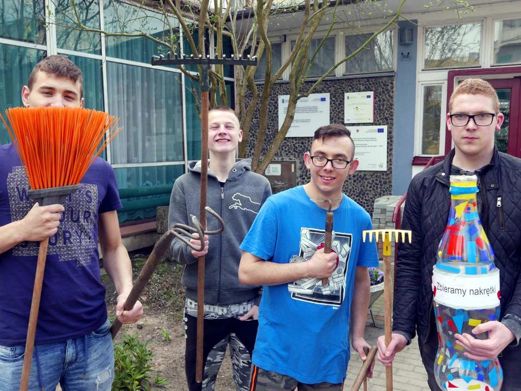 œrodowiskach. Obok muzeum podziwiali parê Or³ów Bielików i puchacza - niestety zwierzêta niezdolne do ycia na wolnoœci. Silnowo na Pojezierzu Drawskim.