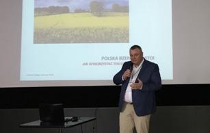 przez jednego z organizatorów konferencji, czyli Instytut Hodowli i Aklimatyzacji Roślin w Radzikowie, z niszowej niegdyś uprawy stał się on jednym z kluczowych płodów rolnych w Polsce.