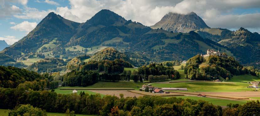 Widok na zamek Gruyères, Region Fryburga Switzerland Tourism / Jan Geerk Trasa Jezior.