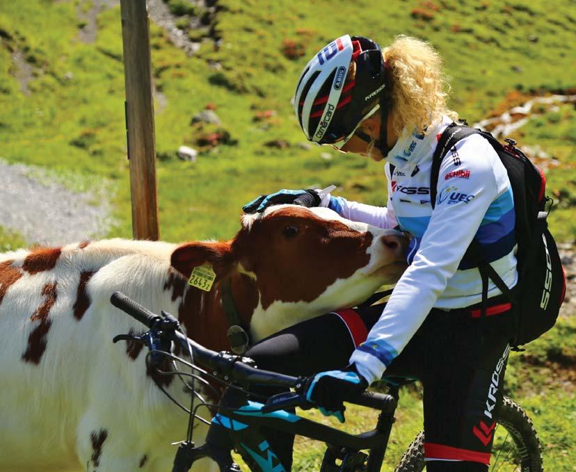 Jazda na rowerze przez Szwajcarię daje wiele radości... Moja rowerowa Szwajcaria. Jolanda Neff. Mistrzyni Świata i Europy MTB XCO Foto Switzerland Tourism Jolanda, Szwajcaria jest górzystym krajem.
