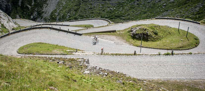 Tremola, Przełęcz św. Gotarda, Ticino Switzerland Tourism Przełęcze Szwajcarii Centralnej. Szwajcaria Centralna to raj dla rowerzystów.