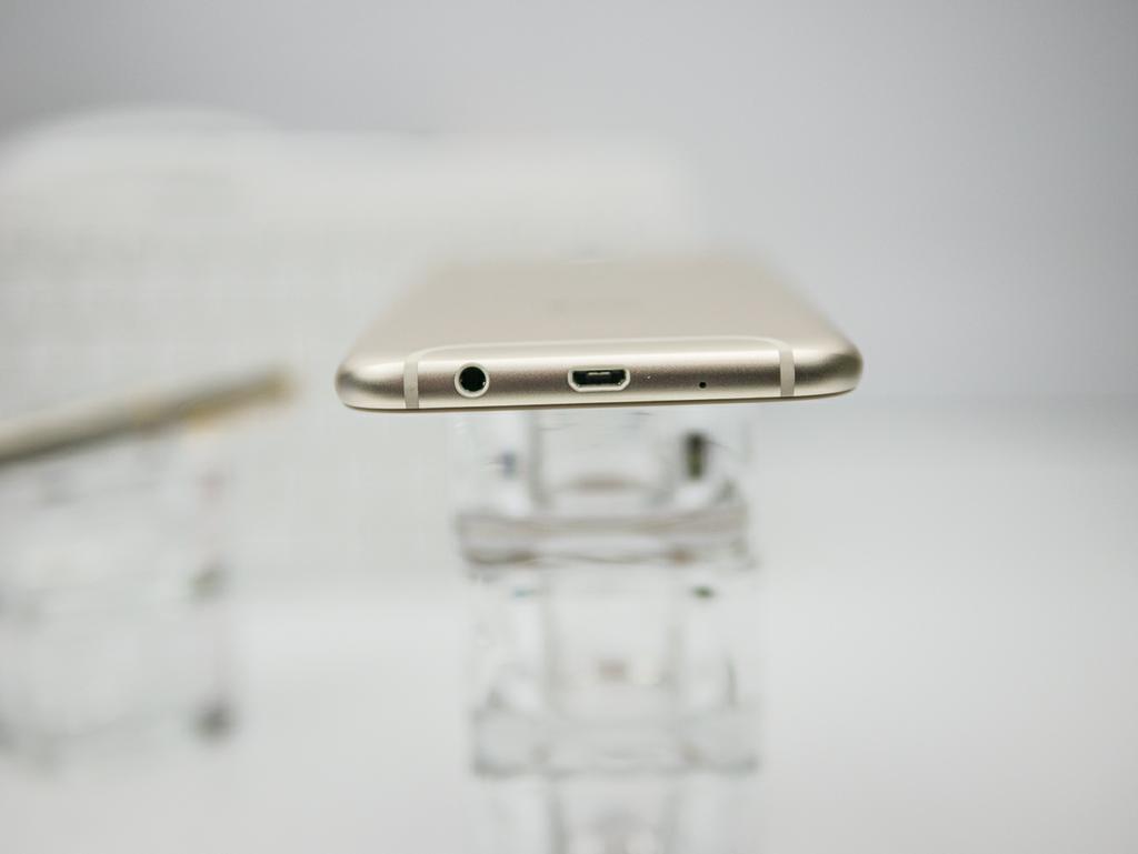 Wyświetlacz ocena 5 Wyświetlacz Samsunga Galaxy J7 2017 to jedna z jego większych zalet. Użytkownik smartfona ma do dyspozycji piękny i duży wyświetlacz o wielkości 5.5 cala.