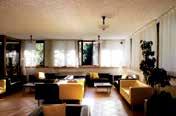 solarium, jacuzzi), restauracja, bar, barbeque na stoku przed hotelem, sala gier dla dzieci, sala TV, salon, winda, ogrzewany skiroom, parking, garaż Pokoje z łazienką, telefonem oraz TV-sat, w
