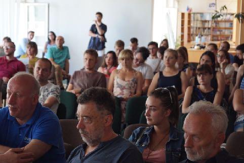 Słuchamy wykłady kierownika objazdu zagranicznego. Po projekcji filmu obaj kierownicy objazdów omówili krótko trasy podróży, miejsca i zabytki, które studenci zwiedzili.
