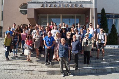Objazdy zagraniczny i krajowy zakończyły się wspólnym zdjęciem na schodach Biblioteki Naukowej Wschodnio-Europejskiego Uniwersytetu Narodowego im. Łesii Ukrainki w Łucku.