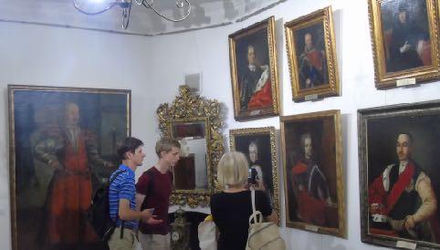 Wyjątkowo ciekawe i wartościowe obrazy są eksponowane w Muzeum Malarstwa, też na zamku.