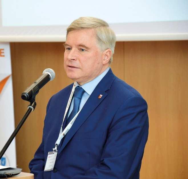 Wisze wykonana z betonu wałowanego. Budowa ul.