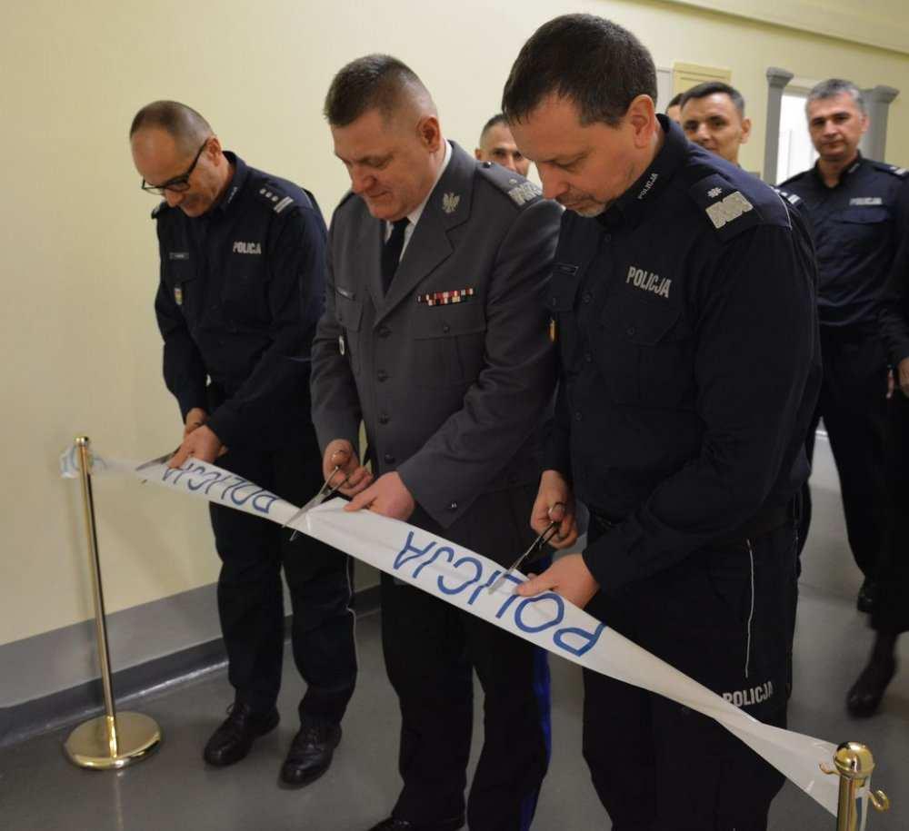 Otwarcie nowych pracowni laboratoryjnych Zastępca Komendanta Głównego Policji nadinsp. Jan Lach uroczyście otworzył dwie nowe pracownie laboratoryjne.