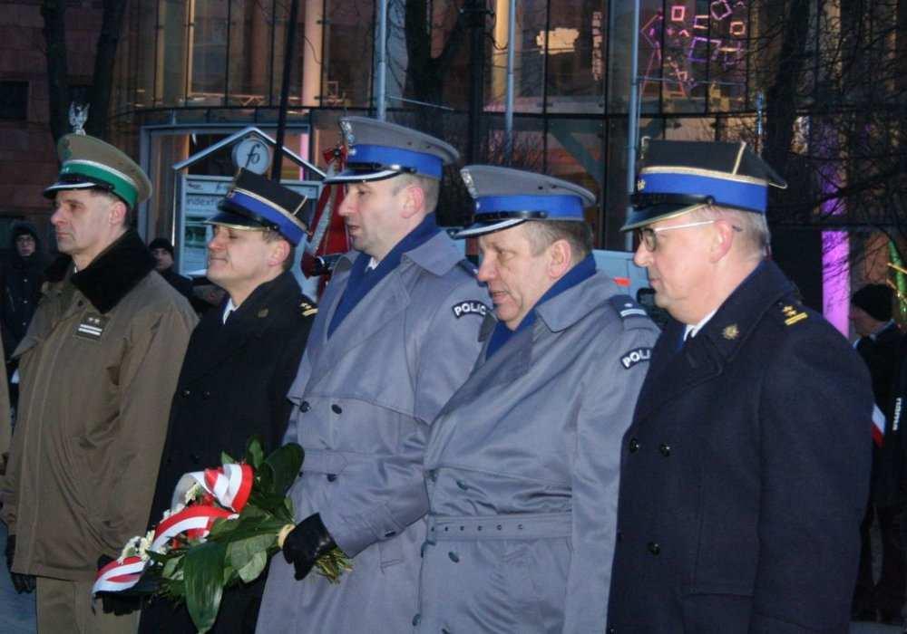 Poczet sztandarowy wystawili opolscy policjanci. W ramach uroczystości przy ul. Krakowskiej 53, została odsłonięta tablica upamiętniająca ofiary Urzędu Bezpieczeństwa w Opolu.