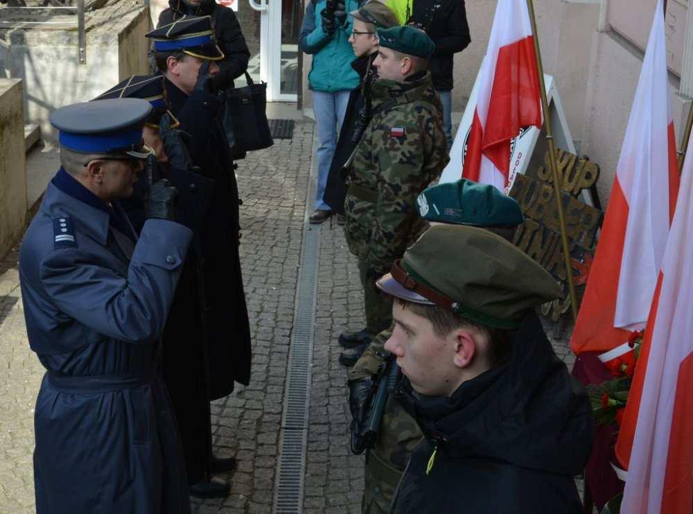 Jarosława Kalety, na miejscu obecni byli przedstawiciele władz miasta z prezydentem Arkadiuszem Wiśniewskim, reprezentacja Komendy Miejskiej Policji w Opolu oraz weterani walk o niepodległość w