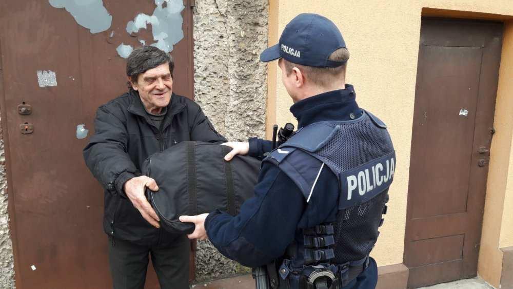 Wolności. Tam, pod Pomnikiem Żołnierzy Podziemia Niepodległościowego, odbył się uroczysty apel. Kwiaty złożył Komendant Miejski Policji w Opolu podinsp. Bogdan Piotrowski.