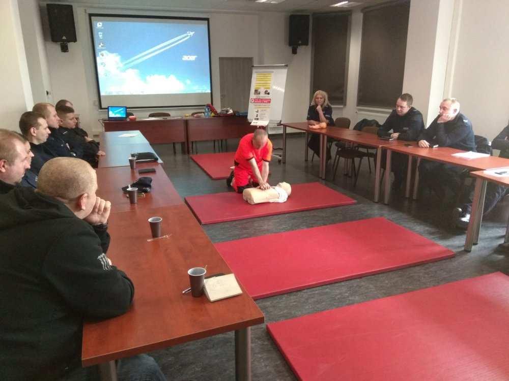Nyscy policjanci szkolą się z udzielania pierwszej pomocy przedmedycznej.